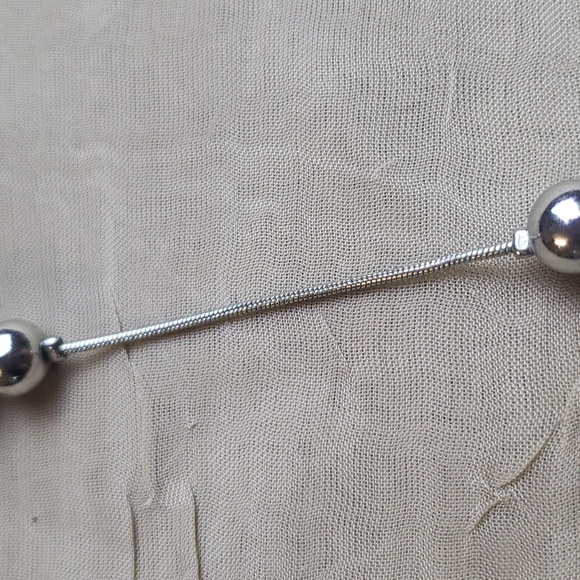 Beautiful Set of Jewelry, Necklace & Earrings Silver Tone. - Picture 11 of 12